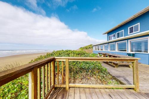 Oceanfront Home with Ocean View High-Speed WiFi washer&dryer & Gas Fireplace
