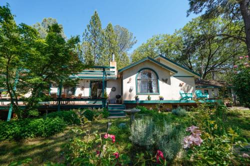 On 10 Acres! Serene Nevada City Retreat w/Hot Tub