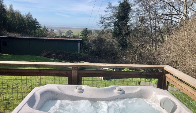 🌊 Pacific Edge- Eclectic home with stellar ocean and pasture views, Deck, BBQ and Hot tub 🏡