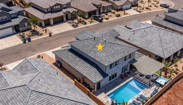 Paseos Retreat: 2 Luxury Homes w/Pool, Hot Tubs, Game Rooms, & Resort Access