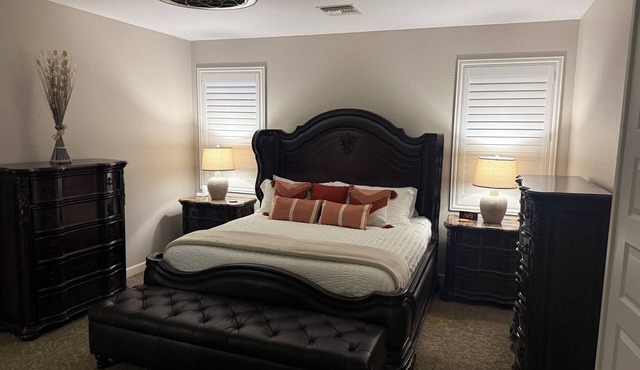 Peaceful 3-bedroom house with pool in charming Peoria