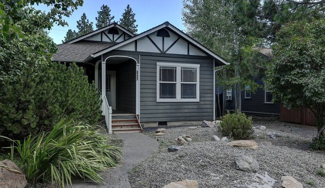 Peaceful Bend Cottage Stay Near Drake Park and Century Drive