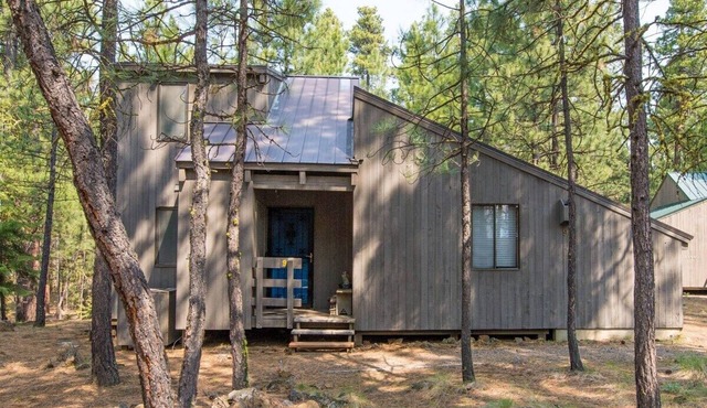 Perfect 3-bedroom cabin with cozy charm in Black Butte Ranch