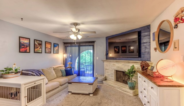 Pet-friendly 1-bedroom condo in NW Tucson with Fireplace & Covered Patio