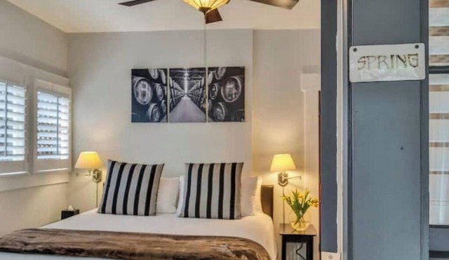 Pet-Friendly King Retreat w/Private Porch. Walk to Best Calistoga Restaurants
