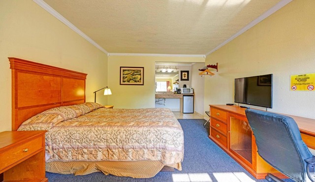 Pet-Friendly Riverside Room w/Queen Bed Near Columbia Gorge