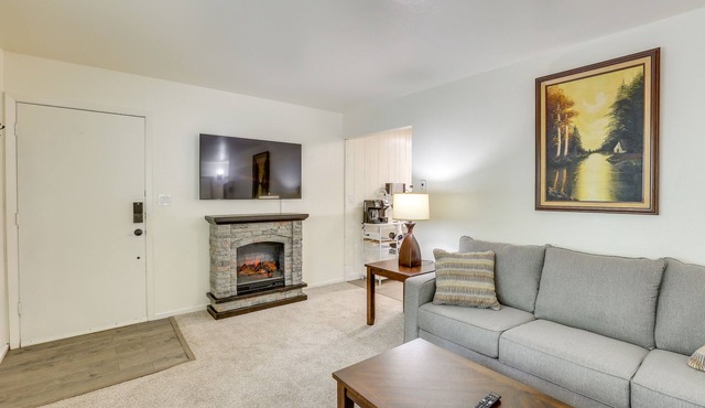 Pet-Friendly South Lake Tahoe Home: 2 Mi to Lake