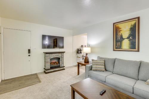 Pet-Friendly South Lake Tahoe Home: 2 Mi to Lake