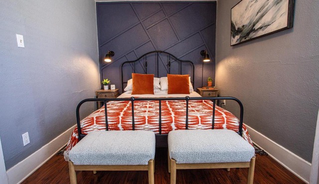 Pet-Friendly Stay, Mins to Beach, Conv Ctr, Prkg LB B in Long Beach