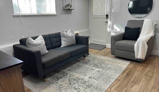 Petite Basement Suite-Walk to Downtown Sac!