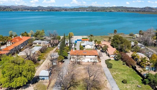 Pickleball & Kayak Lakeside Retreat ,Courts, Views & Zen