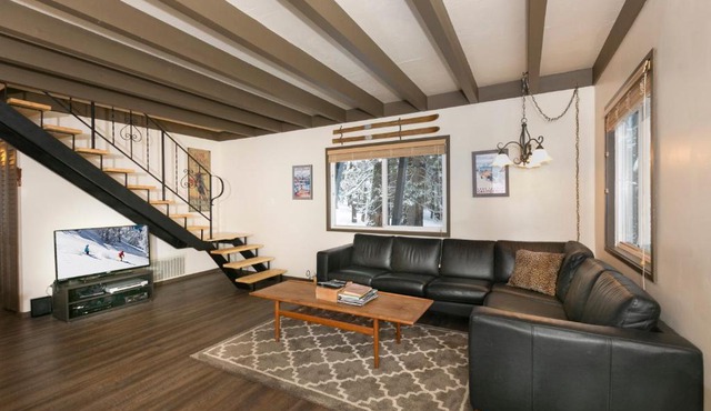 Pineland Chalet in Tahoe City - Classic Cabin Wood Fireplace Dog Friendly
