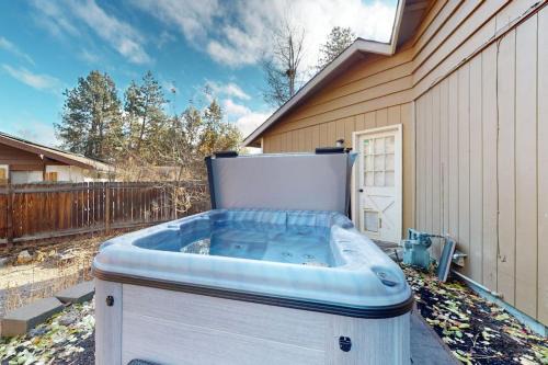Pleasant PNW retreat with enclosed yard grill & W&D - dogs ok near skiing
