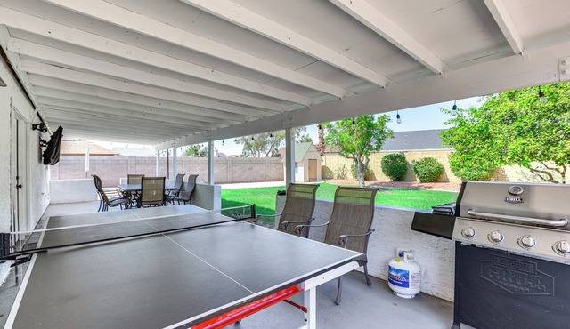 Pool, Basketball + BBQ! Glendale Group Getaway