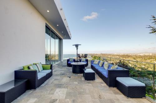 Pool & Coastline Views: Luxe La Jolla Home