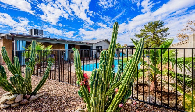 Private Pool Oasis Getaway ~ Hot Tub ~ BBQ ~ Great Location!