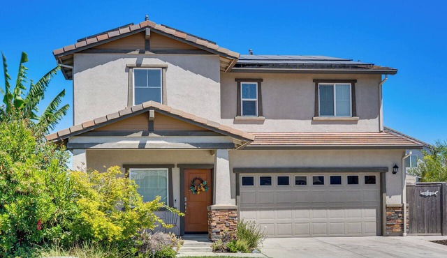 Private Pool & Yard! Family Getaway in Stockton