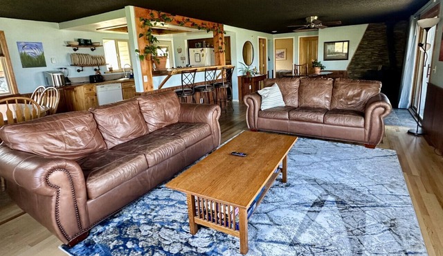 Private, relaxing, large fenced yard