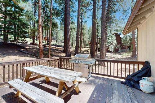Professionally decorated mountain retreat with private hot tub & home theater