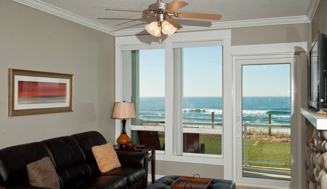 Promo! Stunning Oceanfront Condo-Private Hot Tub, WiFi, Indoor Pool & HDTV!