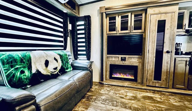 Puffy Panda RV - Hot Tub - Pet Friendly - Sleeps 2