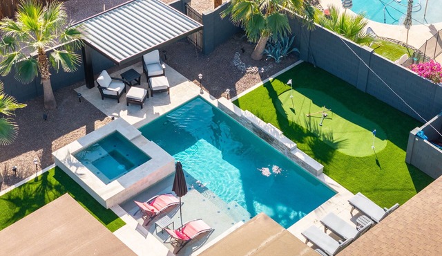 PuttPutt, Outdoor TVs & BBQ Bar, Pool & Spa! 5 mins from Old Town!