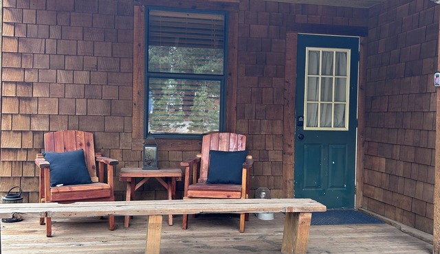 Quaint Cozy Cabin in Beautiful South Lake Tahoe Located Near The Lake and Trails