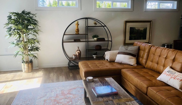 Quiet Haven Steps to All. Gated, Fenced, King Bed!