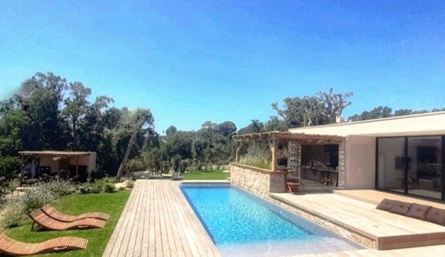 Recent architect-designed house, 5-minutes walk from Capicciola beach, sleeps 11