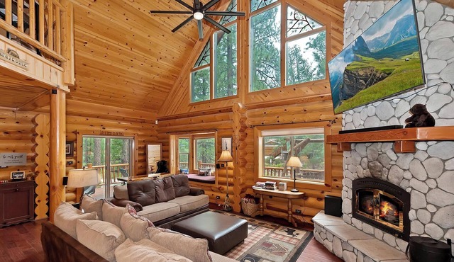 Red Cloud Cottage: Luxury Log Cabin Walking Distance to Snow Summit! Hot Tub! Game Room! Pet Friendly! EV Charger!