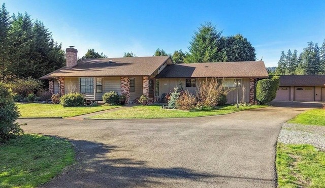 Redwood Retreat in Hiouchi – Spacious Luxury Near the River & Redwoods