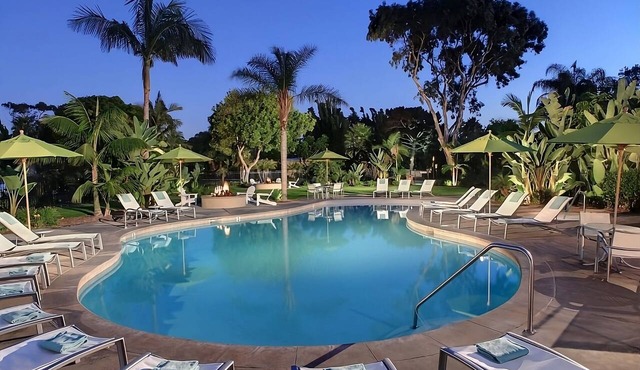 Relax in this Beachfront Hideaway! Pet-friendly, w/Outdoor Pool, Tennis Court