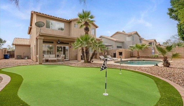 Relaxing Family Oasis w/Heated Pool, Putting Green
