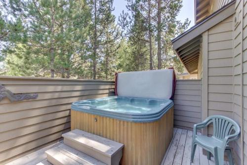 Relaxing getaway with a private hot tub grill & 10 SHARC passes