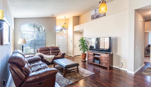 Remodel Spacious Clean & Safe Elk Grove Home