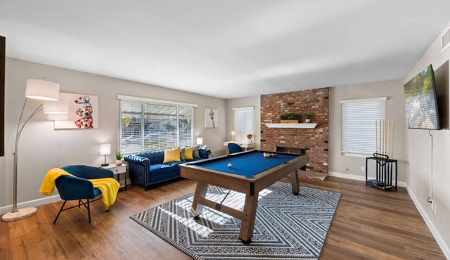 Remodeled Family Friendly Home w/Pool Table, King Bed, Parking