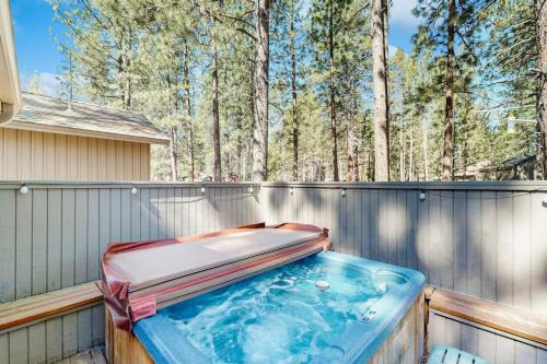 Resort home in great Sunriver location with SHARC passes private hot tub pools