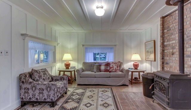 Restored log cabin with classic porch - near river, trails, hot springs, & more