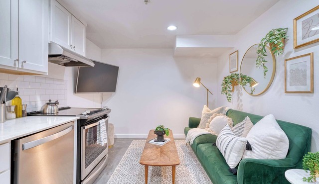 Retro Hideaway - Trendy Location - 2BR - Sleeps 4