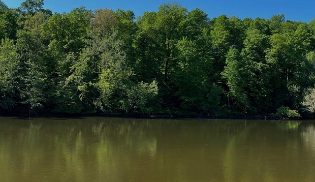 Riverfront 3BR Retreat Sleeps 8 Peaceful Tippecanoe Getaway in Brookston