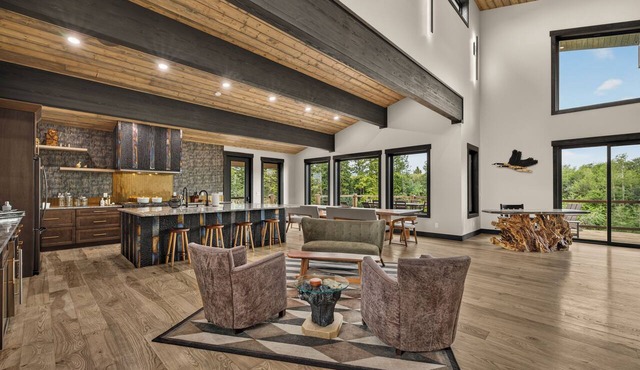Riverfront 5BR lodge with hot tub, fireplace, and mountain views. in Ashton