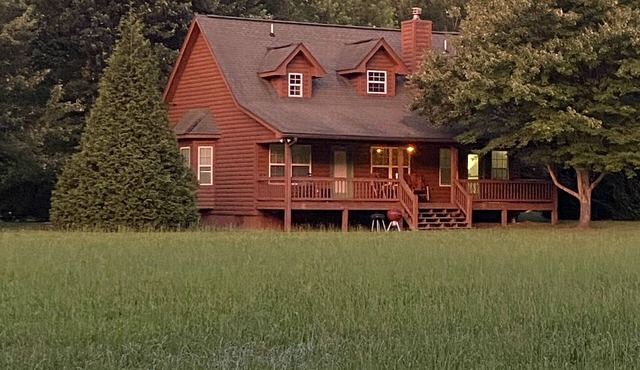 Riverfront Cabin! Mountain Views, Pool, Hot Tub, Fishing, Tubing, Fire Pit, WIFI