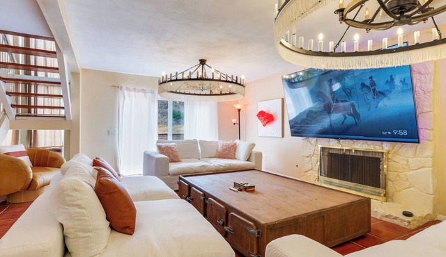 Riverside 4BR Near UCR/CBU 12 Beds, 6 Kings, Arcade and Firpit