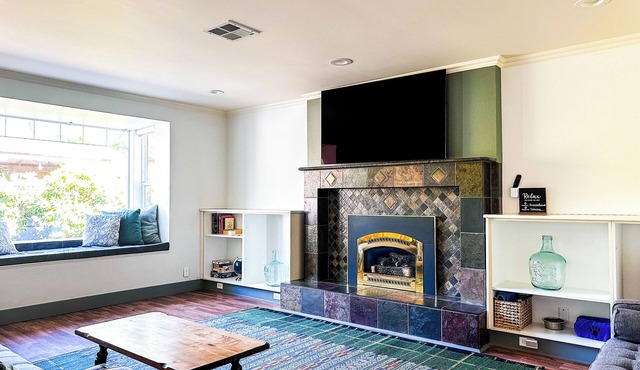 Riverwalk Retreat: Spacious, Hot tub, Near Autzen