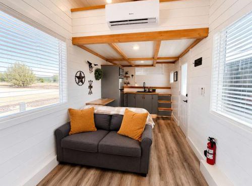 Romantic Tiny home with private deck