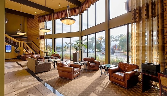 Romantic Vacay! Spacious Unit, Pool, Restaurant