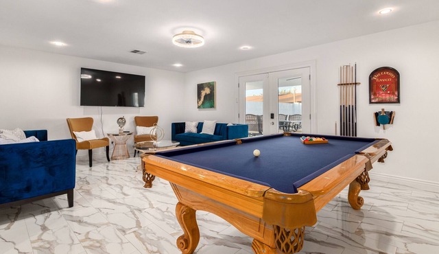 Royal Escape / House with Hot Tub N Pool!