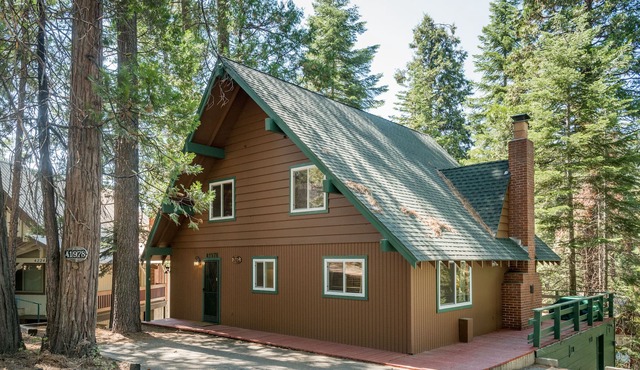 Rustic cabin with wood fireplace & gorgeous views - close to Shaver Lake