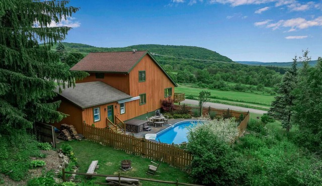 Rustic hillside cabin- hot tub & spectacular views in West Valley