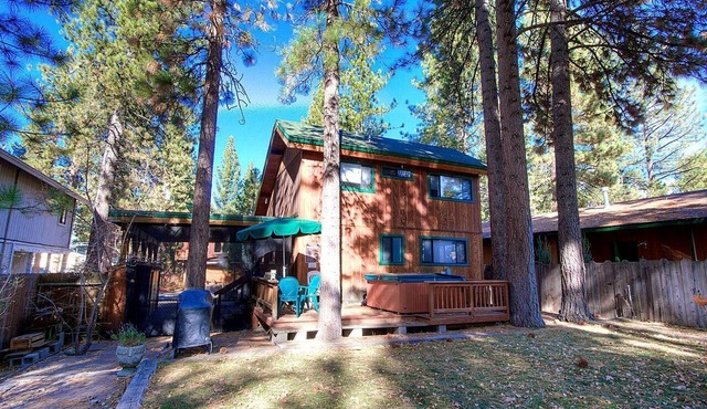 Rustic Pet-Friendly Cabin with Hot-Tub Ideal For Skiing and Enjoying the South Lake Tahoe Landscape in California